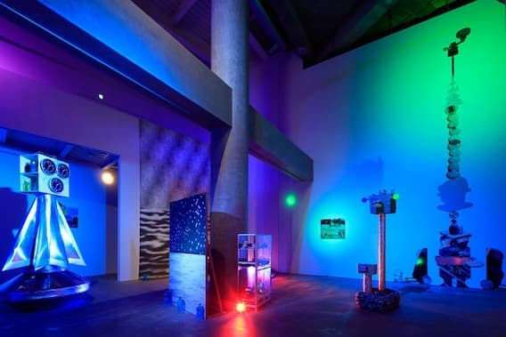 多様な「コラージュ」で空間を満たす金氏徹平のアート｜青野尚子の今週末見るべきアート