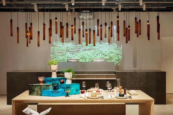 イッタラの新たな旗艦店、隈研吾デザインで表参道に登場。世界初のカフェも！｜小西亜希子の北欧デザイン通信