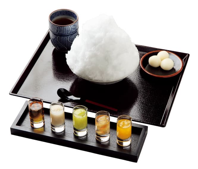 ７月から期間数量限定で天然氷を使用。４月から登場する５種類の自家製シロップで味わう「彩雲」1,400円。
