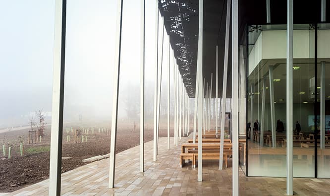 展示コーナー、カフェなどがある。ストーンヘンジまでは約2.5㎞、シャトルバスなどで移動。〈Stonehenge Visitor Centre〉Nr Shrewton, Wiltshire TEL:（44）870･
333･1181。9時30分〜17時（季節により異なる。入場券の販売は閉場２時間前まで）。無休。入場料13.90ポンド。