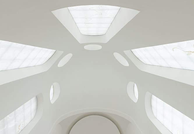 上／大理石の床や黒い椅子と白い壁が対照的。下／祭壇からの見上げ。●〈Moritz Church Augsburg〉Moritzplatz 5, Augsburg TEL +49 821 2592 530。