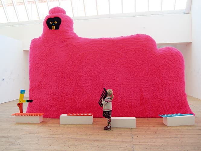 河井美咲《Doggy Dog》2011年、Malmö Konsthallでの展示風景。Courtesy of the artist and Malmö Konsthall, Sweden