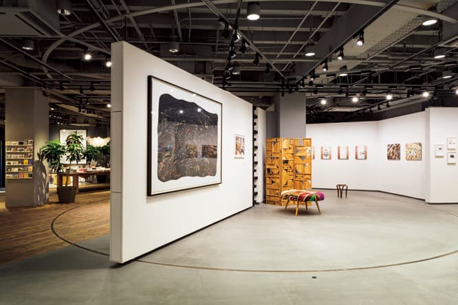回転する可動壁がある〈IMA gallery〉。企画展やトークイベントが開かれる。