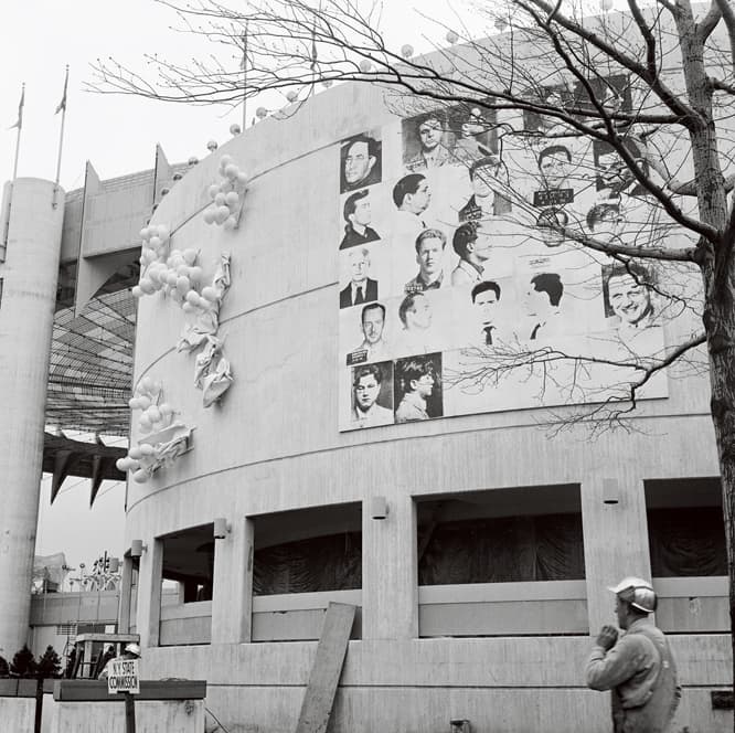 パビリオンに壁画を設置した、当時の様子。この後、間もなく塗りつぶされてしまう。©Bettman/Corbis/ARS New York David Sundberg / ESTO (building)