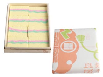 春のうららかな情景を表現した菓子。満開の桜と鮮やかに芽吹く柳の取り合わせは「うつろひ」という名にぴったり。８枚入り530円。