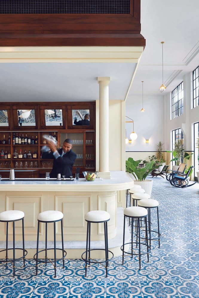 〈THE LOBBY CAFÉ AND BAR〉。グラミー賞を受賞したパナマのジャズピアニスト、Danilo Pérezのジャズクラブも併設。