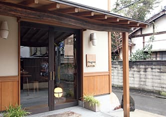 享保年間創業の〈鍵善良房〉の姉妹店。隣接のカフェ〈ZEN CAFE〉もおすすめ。●京都市東山区祇園町南側570-210 TEL 075 533 8686。10時～18時（カフェは11時～）。月曜休（祝日の場合は火曜休）。