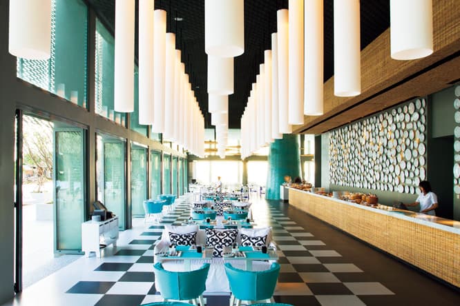 メインダイニングの一つは、ターコイズブルーが映えるイタリアンレストラン〈ラ・シレーナ〉。朝食もこちらでどうぞ。