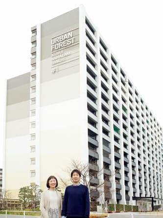 はんあゆみ（左）　都市景建築家。クラマタデザイン事務所を経て1991年〈ステュディオ ハン デザイン〉開設。都市の橋梁、トンネルなどアーバンスケープのデザインを手がける。

くろだきよし　多摩美術大学大学院修了。2003年からイラストレーター／アートディレクターとして広告や雑誌、プロダクト、ディスプレーや工事中の仮囲いなどを手がける。