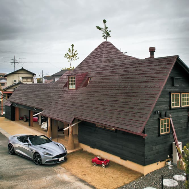建物の手前側が住居部分。アストンの右手、玄関先の2本の柱がいかにも藤森建築らしい。