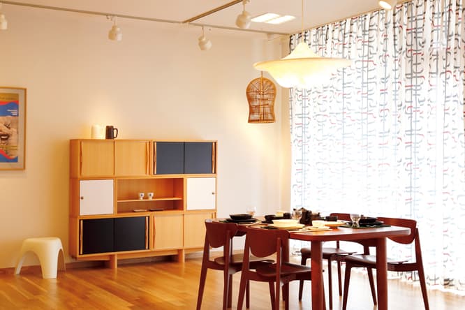 カーテンは４月発売の《エダガラ》。