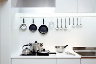 調理道具を集めたキッチン。●〈金沢美術工芸大学「柳宗理記念デザイン研究所」〉石川県金沢市尾張町2-12-1。問合せ TEL 03 3353 8336。９時30分〜17時。日曜・月曜・祝日休。入場無料。http://yanagi-design.or.jp