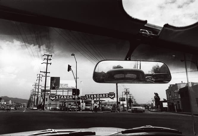 Dennis Hopper “Double Standard”, 1961, Photograph, 17.45×24.87㎝, The Hopper Art Trust ©Dennis Hopper, courtesy The Hopper Art Trust. www.dennishopper.com