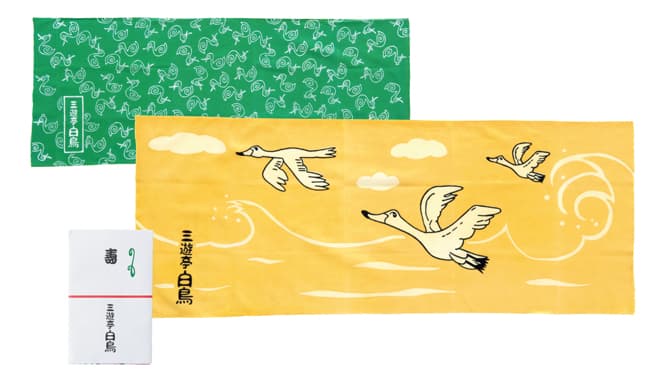 上／真打に昇進して初めて作ったのは白鳥の小紋柄。下／一昨年新調した手ぬぐいは荒波を越えていく三羽の白鳥柄。柔らかな上質の木綿布を使い、刷りにもこだわった渾身の1枚。