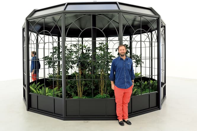 自分が消えたり現れたり。

小屋の中に小さな庭がある《見えない庭》（2014年）。向こう側に鏡が張ってあるのか、庭をのぞき込む自分の姿が映っているけれど、周りを回っていくと鏡に映るはずの自分の姿が消えてしまう。そもそも鏡がぐるっと張ってあったら自分の姿も映らないはず？