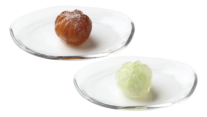 同じフォルムながら味も趣も異なる夏の涼菓。「波の華」（左）は葛に波照間産黒砂糖、餡に備中産白小豆を使用。「緑陰」（右）は中からこし餡が現れる。各350円。