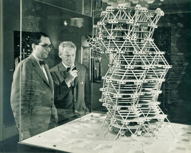 時代に先駆けたモジュラー式のシティータワー案（1952）。右側に立つのが若かりしカーン。