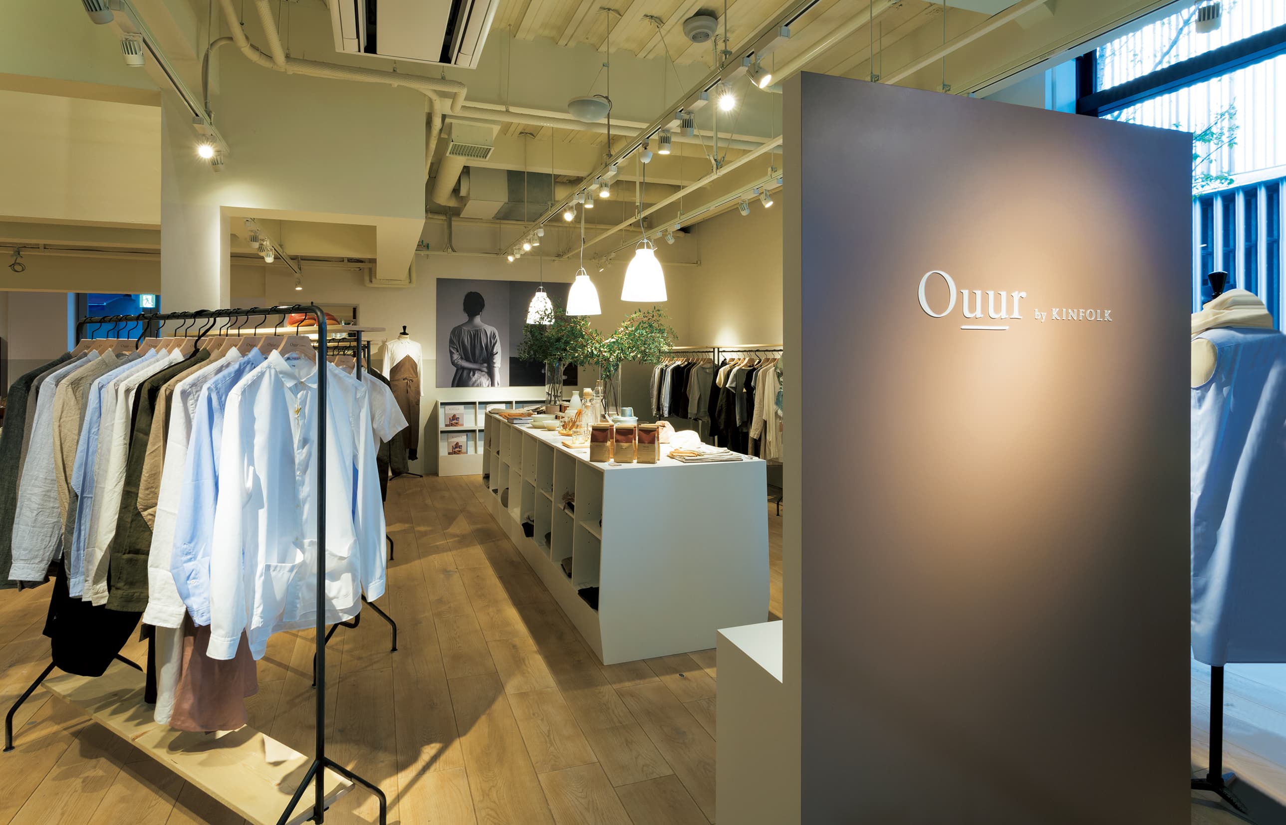 スローハウス（TEL 03 5495 9475。詳細は〈Ouur〉の記事を参照。ラック手前が《サンデー・シャツ》。