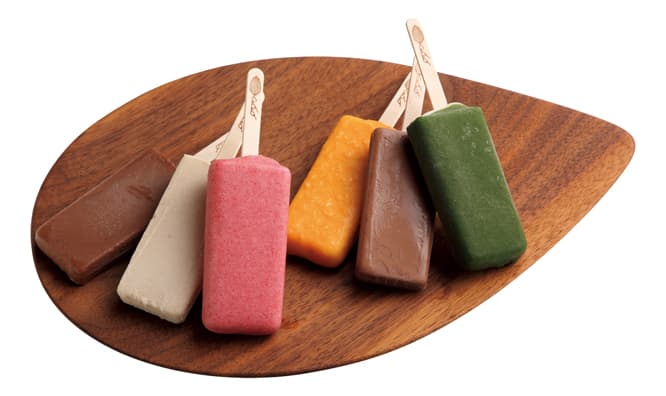 左から／ビターチョコレート、バナナ、イチゴ＆木苺、マンゴー、ミルクチョコレート、お濃茶。各360円。