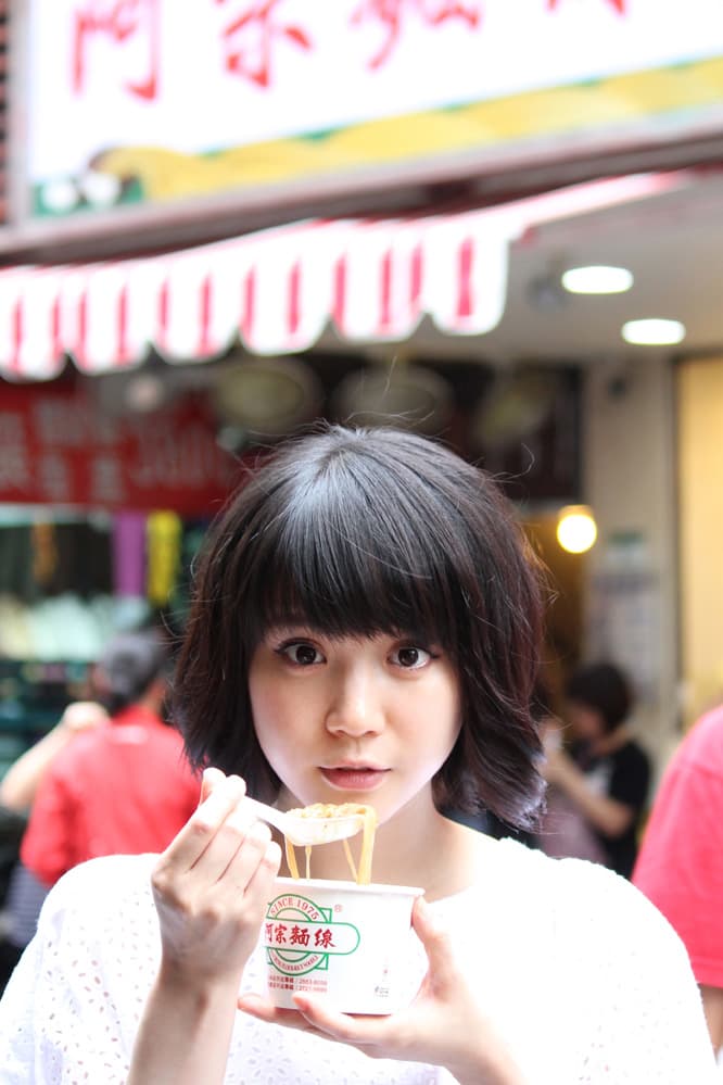 ただ今、ドラマのロケで大忙しのルゥルゥ。日本語も勉強中です。衣装協力・LOVFEE。