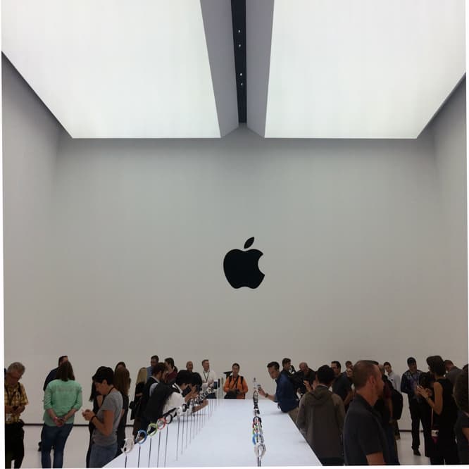 タッチ＆フィール会場の中央にはApple Watchがずらり。