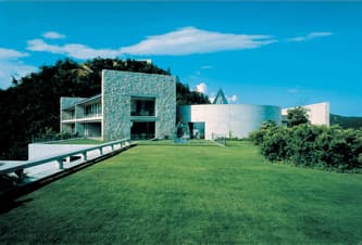 直島の、美術館とホテルが複合した〈ベネッセハウス〉。©山本糾