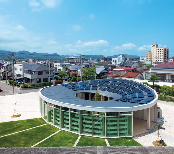 相馬市から提供された1,500㎡の敷地の中央に、ドーナツ形の建物が建つ。屋根には太陽光発電パネルが並ぶ。
