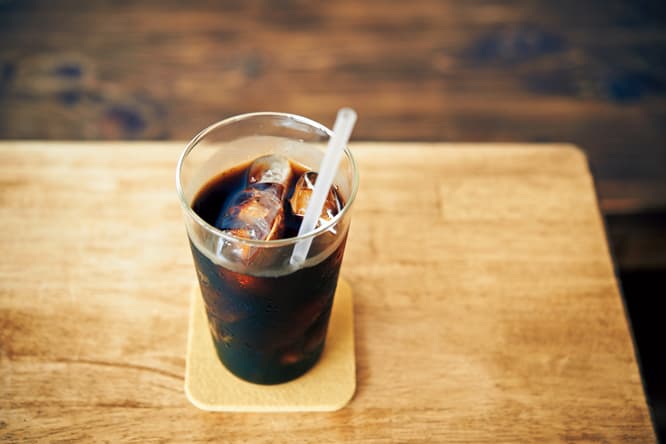 8月は〈アアルトコーヒー〉の豆を使用。コーヒー500円〜。2杯目200円。