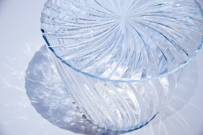 光を受けてきらめく《SPARKLE》。ポリカーボネート製とは思えないほどの透明感。渦巻く模様の太さはそれぞれ違っている。このランダムなデザインの検討に最も時間を費やした。