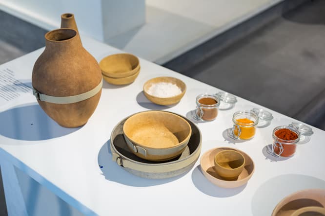 〈Autarchy〉は小麦粉を主成分に作られたシリーズ。陶磁器のように焼成しないサスティナブルな器で、大量消費社会とは違う世界のあり方をイメージさせる。