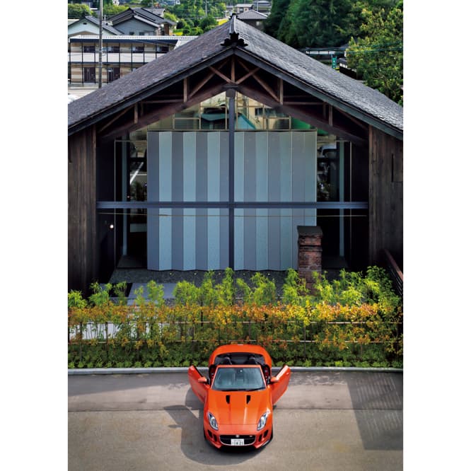 1922（大正11）年に建てられた木造の酒造り工場を大規模なリノベーションによって研修施設に蘇らせた若鶴大正蔵。ジャガーFタイプもEタイプから約半世紀を経て生まれた。