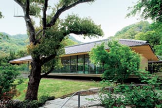 精緻な大工仕事でつくられた〈竹中大工道具館〉。