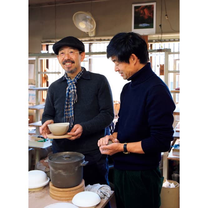 今回の新作、耐熱鍋の出来栄えに大満足の2人。銀彩（本焼きした器に銀液を塗って再度焼成し、磨き上げる）の耐熱鍋は安藤にとっても初挑戦。「この深い色を海の底に見立てて深海魚の絵を描いてみたい」と皆川。