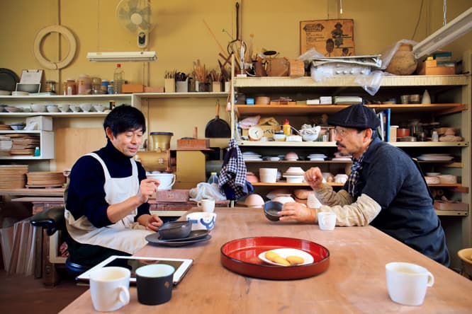 鍋の蓋の取っ手をどうするか、試作を重ねる2人。安藤は平たい形、皆川は球形を提案。最終形はいかに？