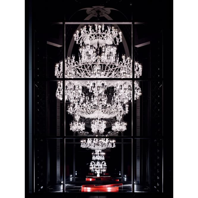 《250周年記念シャンデリア》。シルバーに黒色の塗装を施したSUSのアルミ製ケースに展示。光源はLED。