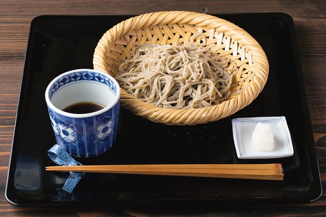 石臼で予約分だけ手挽きする〈根津 雙柿庵〉。