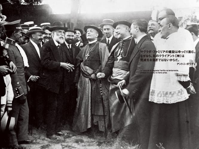サグラダ・ファミリアを案内するガウディ（1915年）。Casa BRUTUS特別編集『ガウディと井上雄彦』より。 ©Càtedra Gaudi