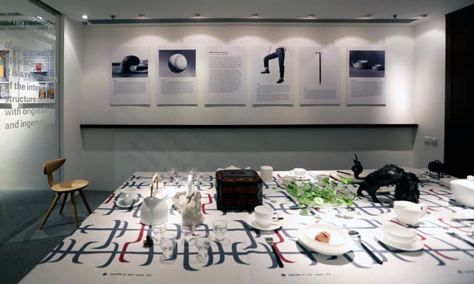 スタイリングが美しい、触れることのできる展示。テーブルクロスとして使ったのは柳がデザインしたファブリック「エダガラ」。