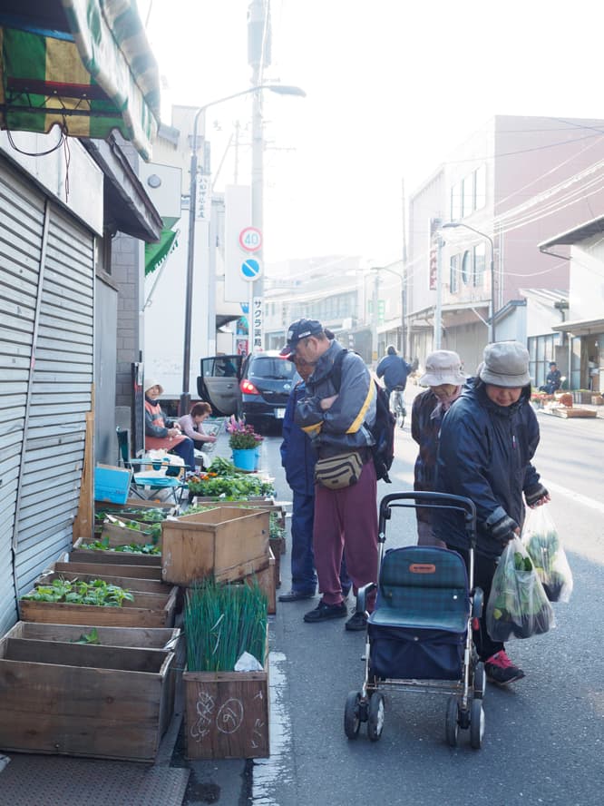 野菜や果物を売る店は、りんごの木箱を棚代わりに。夏場は野菜の苗を販売する店もある。