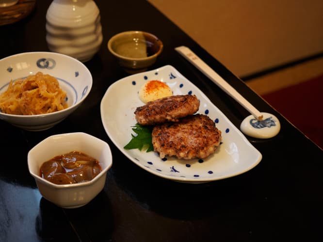 （写真右から時計回りに）いがめんち500円、自家製いかわた醤油漬け200円、たらたま500円。酒が進む肴が揃う。