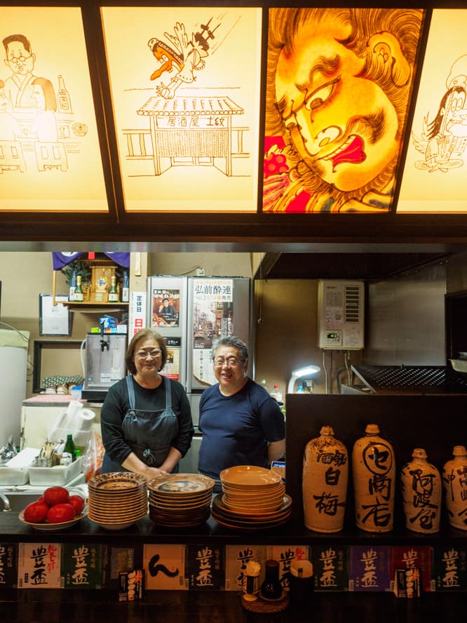 〈居酒屋 土紋〉の店主・工藤清隆さん、賀津子さん夫妻。「弘前の父母」と慕って、店に通う観光客も。