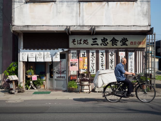 映画『津軽百年食堂』のロケ地にもなった〈三忠食堂本店〉。焼きぼしでダシをとる「津軽そば」が名物。