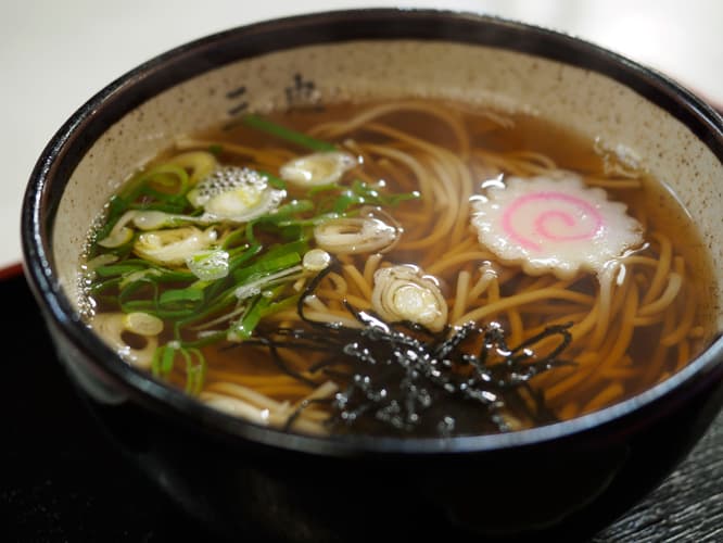 希少な焼きぼしで作る津軽そば530円。そばは柔らかく、スープは香りの奥にほのかな香ばしさを感じる。