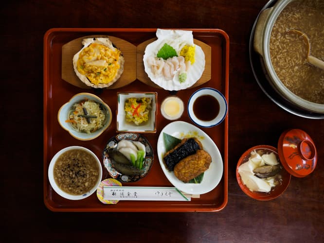 茶粥定食1,435円。前日までの要予約。2階の座敷でゆっくり味わうことができる。