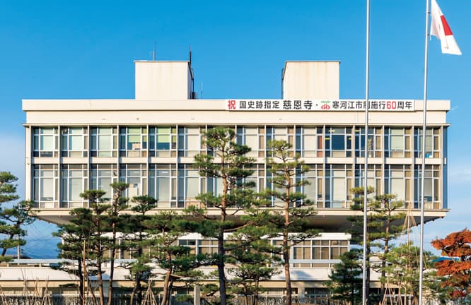 市庁舎正面。上部4本のコアシャフトから、3階〜5階部分を吊り下げる構造。