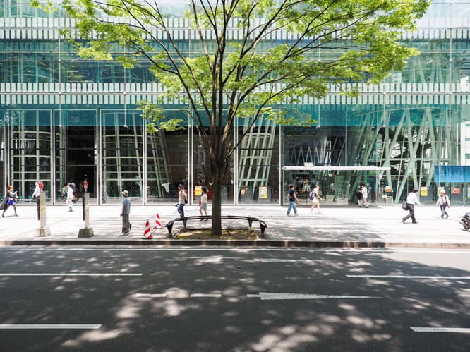 〈せんだいメディアテーク〉前の大通りと街路樹。
