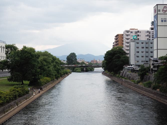北上川に架かる旭橋から見た風景。〈光原社〉はこの向かって右側にがある。