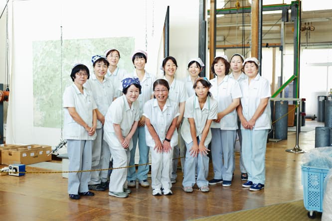 現場で働く職人は、そのほとんどが女性。ある程度織れるようになるまでは3年以上かかるという。