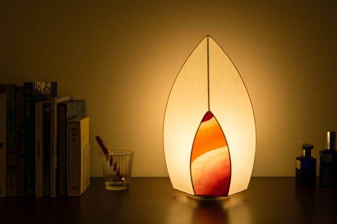 ねぶた祭の記憶を呼び覚ます〈KAKERA〉。ねぶたをベースにした灯りのアートだ。