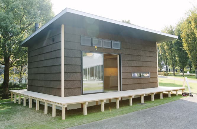 ジャスパー・モリソンの〈コルクの小屋〉。温泉か海に近い街で週末を楽しむ小さな家。建てて一度きりの家とは違う、田舎で短い時間を過ごす小屋が可能性を広げる。
